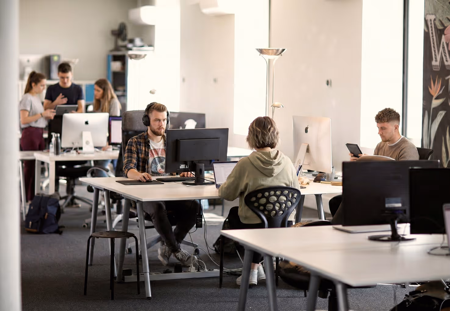 L'équipe Briks au travail dans un bureau moderne